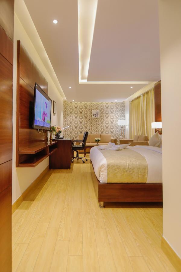 The Grand Parisian Hotel Delhi Kültér fotó